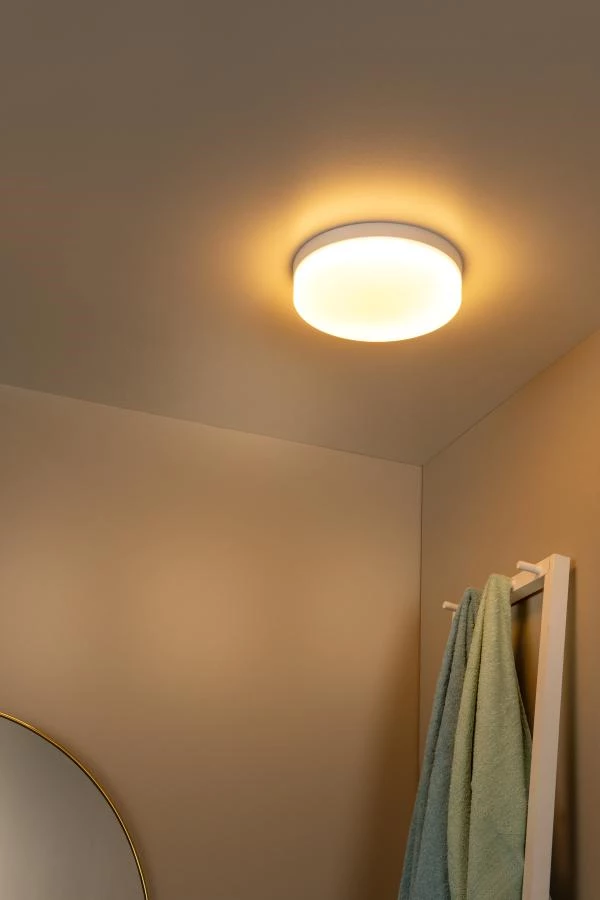 Lucide BISKIT - Plafonnier Salle de bains - Ø 28 cm - LED - 1x18W 2700K - IP44- Détecteur De Mouvement & Jour/Nuit - Blanc - ambiance 1